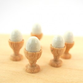 Eierbecher mit ganzen Ei